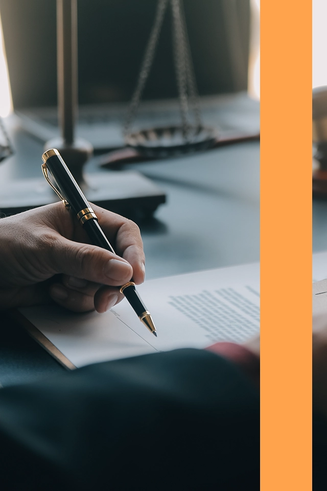 Jurist med penna i hand mot ett papper