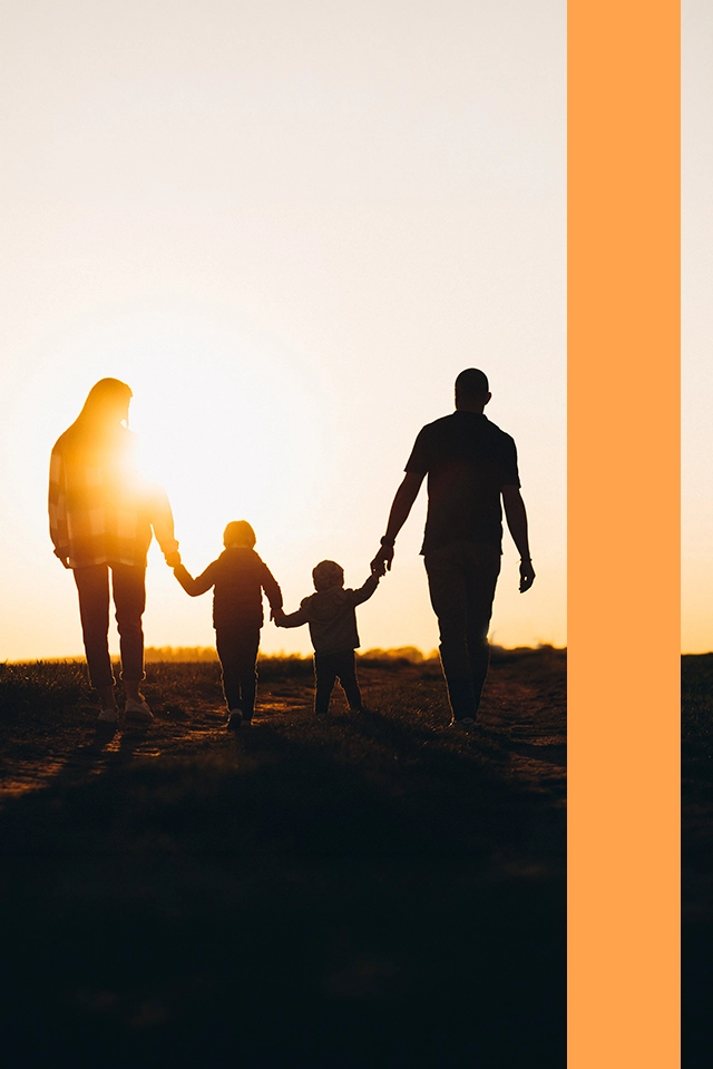 En familj som vandrar mot solnedgången