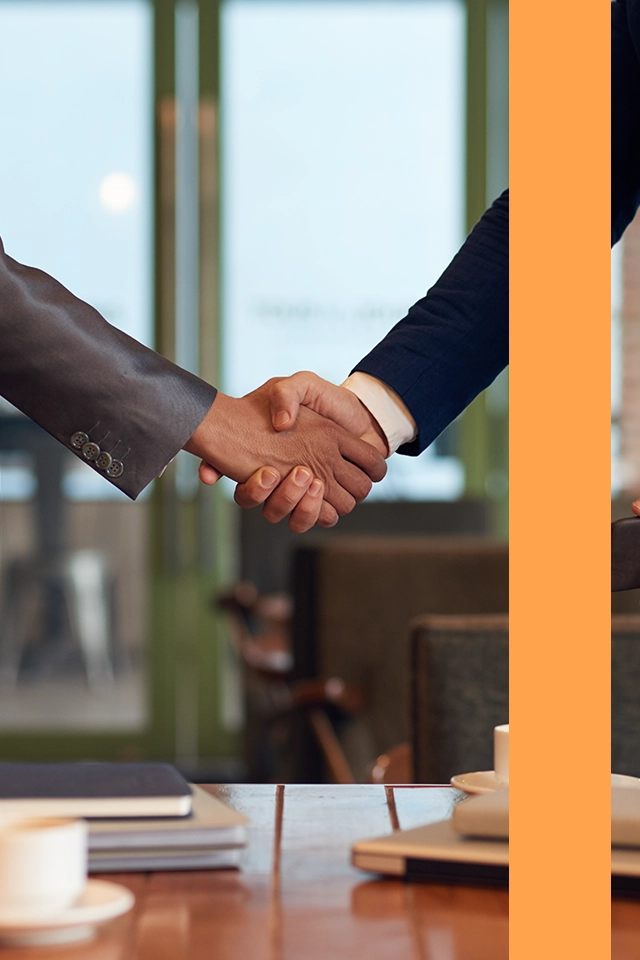 Två personer som skakar hand med varandra.