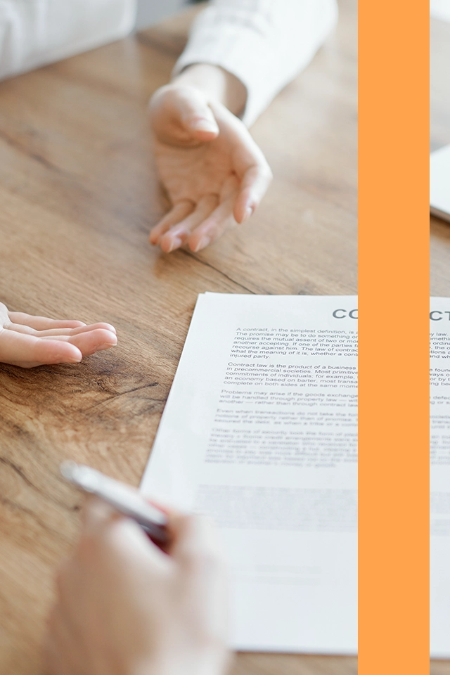 Två personer som ser över ett avtal