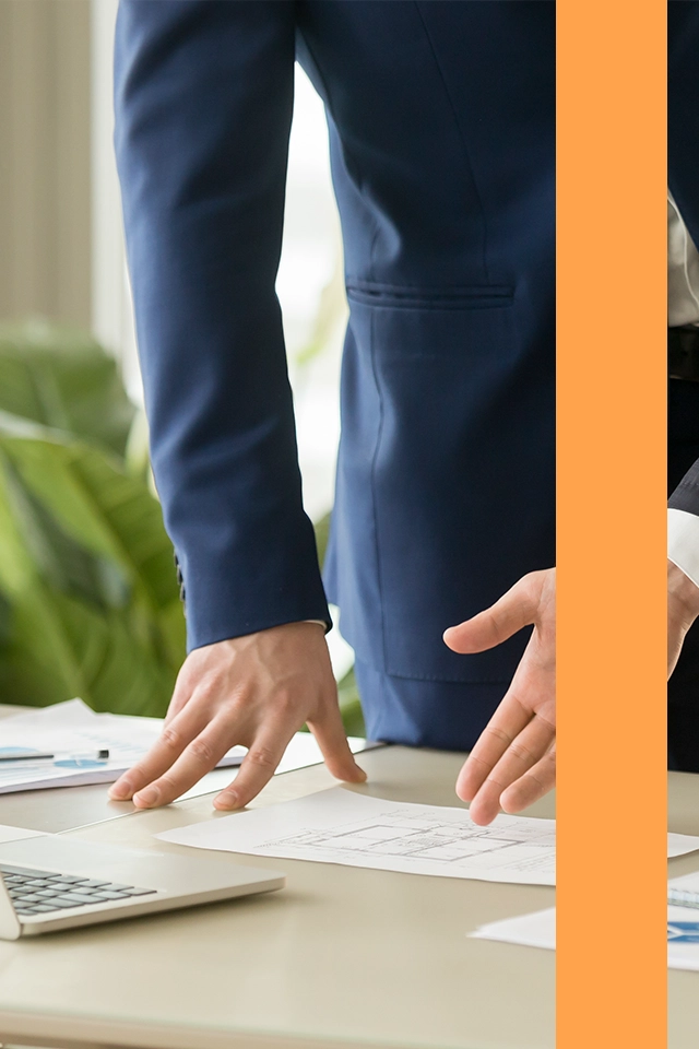 Två män som håller händerna på ett avtal